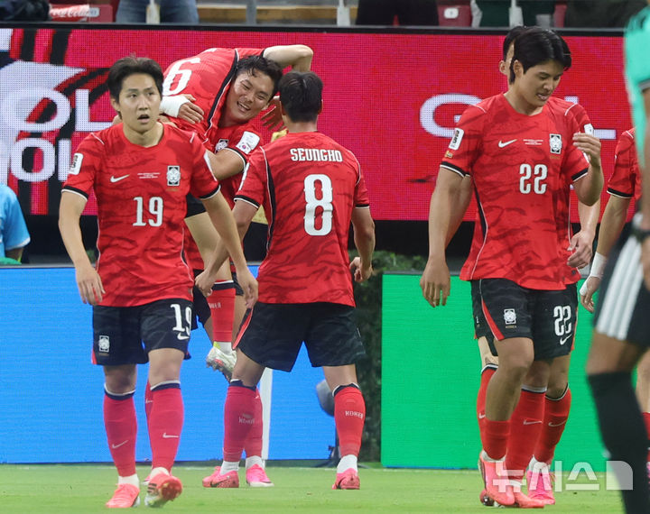 [오늘의 뉴스종합] 한국 축구, 월드컵 조별리그의 승리와 프로야구의 이정표들