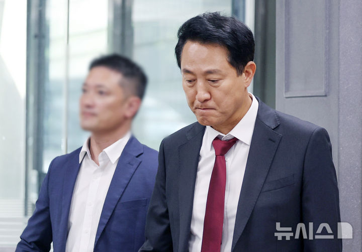 '여론조사비 대납 의혹' 오세훈, 굳은 표정으로 공판 출석 [뉴시스Pic]