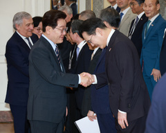 인사 나누는 이재명 대통려와 이재용 삼성전자 회장