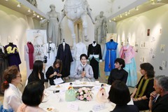창작 한복 패션쇼 참석한 김혜경 여사
