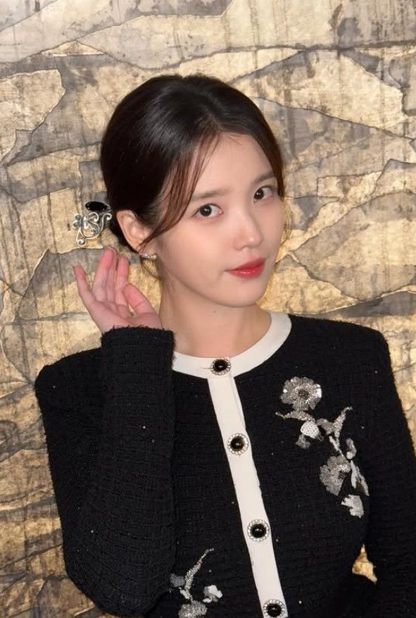 아이유, 경호원 결혼식 의리 지켰다…'블루밍' 축가