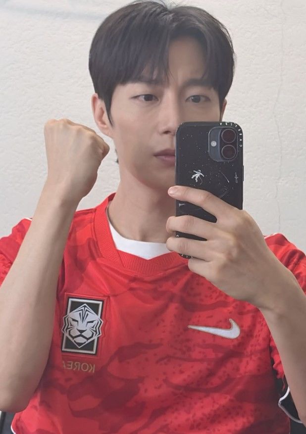 체코전 눈물 윤두준, 멕시코전 주먹 불끈 