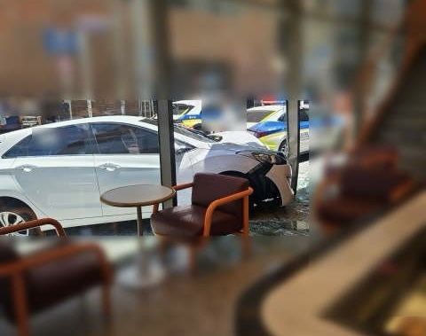 부산서 60대 여성 운전 승용차, 상가로 돌진…1명 경상