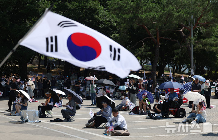 경찰, 개표소 봉쇄 시위 관련 "불법 행위 동조했다 패가망신" [뉴시스Pic]