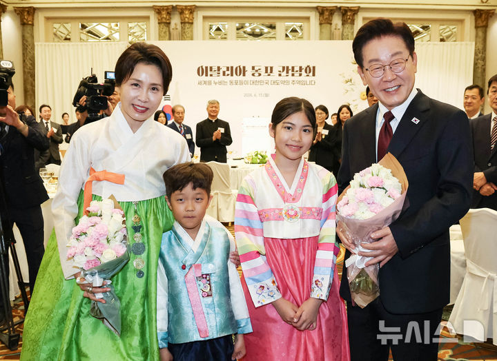 이탈리아 동포 만난 이재명 대통령, "재외국민 투표권 문제 신속히 해결" [뉴시스Pic]