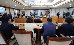 국민의힘 의원들 항의받는 박정보 서울경찰청장