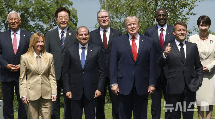 G7 정상회의 참석한 이재명 대통령, '주요국 정상 만나 대화' [뉴시스Pic]