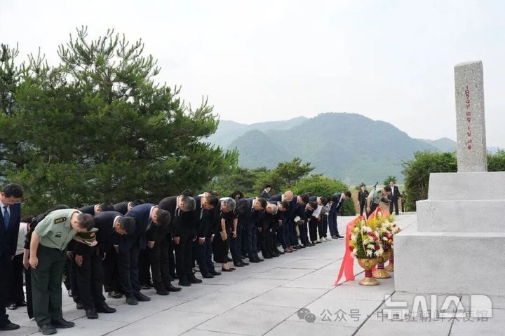 주북中대사, 北서 한국전 참전 중국군 묘역 참배…혈맹 강조