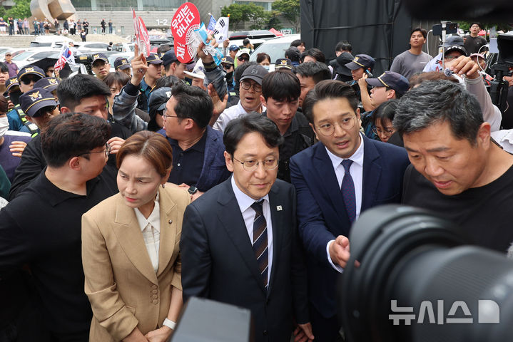 "대통령 데리고 나와라" 시위대 반발에 발길 돌린 민주당 의원들 [뉴시스Pic]