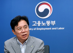 "폭스바겐도 주목한 삼성 협상…초과이윤, 공산주의 아냐"[노동장관 인터뷰①]