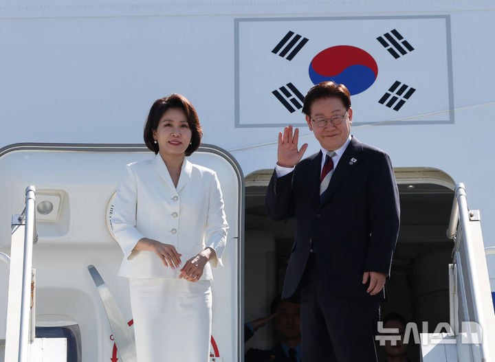 이재명 대통령, G7 마치고 귀국길 올라 '9박 10일 첫 유럽순방 종료' [뉴시스Pic]