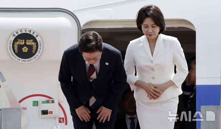 이재명 대통령, 9박10일 첫 유럽 순방 마치고 서울공항으로 귀국 [뉴시스Pic]