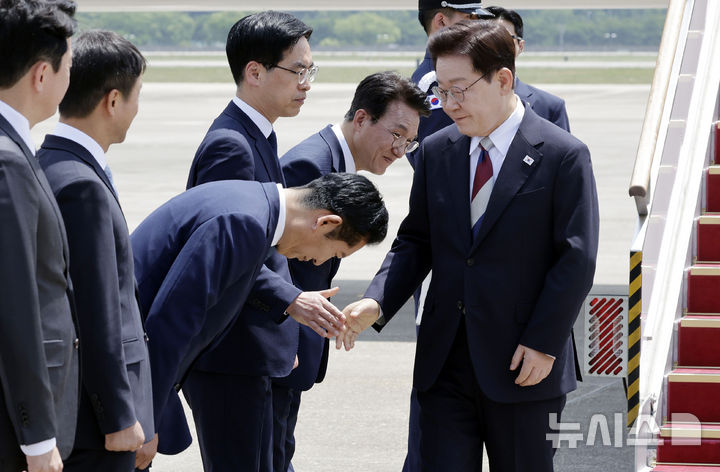 '당청 갈등 해소?' 정청래, 이재명 대통령에 90도 인사 [뉴시스Pic]