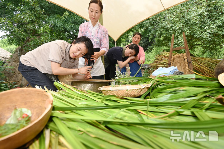 창포물에 머리 감고 나쁜 기운 물리쳐요 [뉴시스Pic]