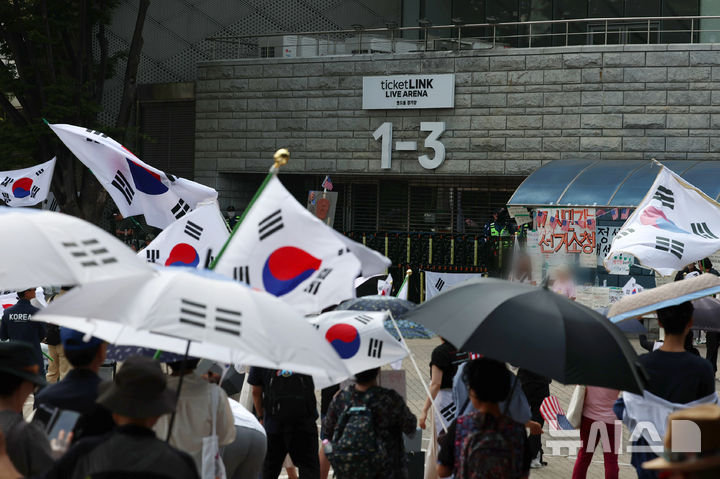 '올다르크' 추앙에 자해 소동까지…변해가는 잠실 봉쇄 시위