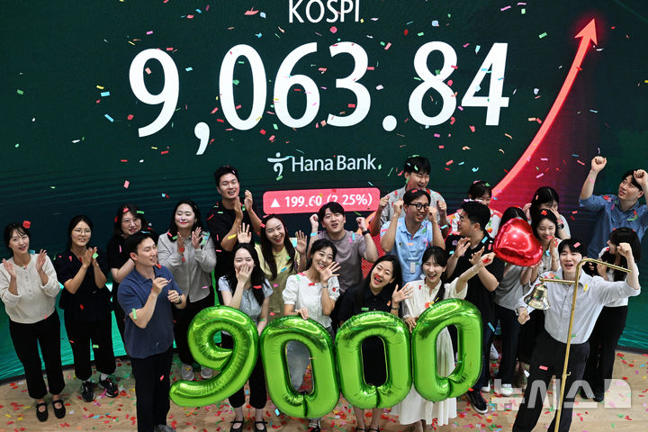 날아가는 코스피, 사상 첫 9000 돌파 [뉴시스Pic]