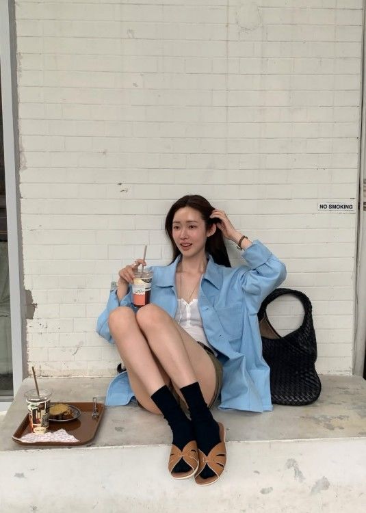 차정원, 나시·숏팬츠 입고 서촌 쇼핑…청량한 여름 룩 눈길
