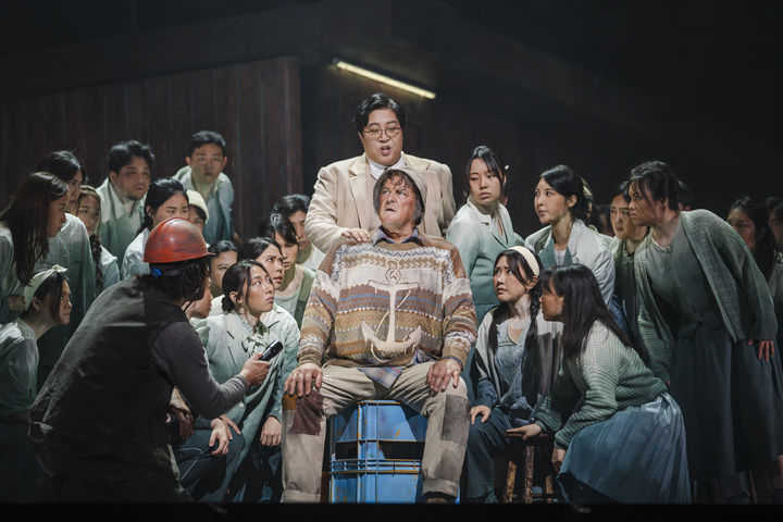 혐오의 합창, 한 인간을 무너뜨리다…오페라 '피터 그라임스' [객석에서]