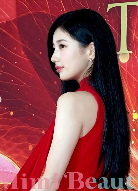 수지, 日서 뽐낸 레드 스타일링…새하얀 피부 눈길