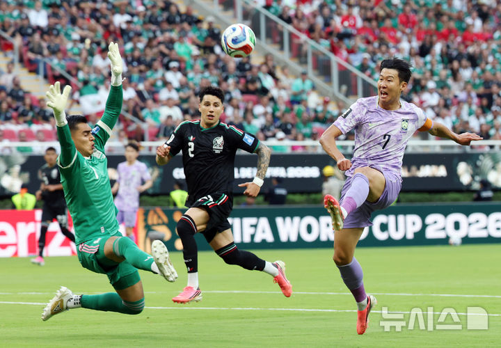 한국 축구, 멕시코에 패배하며 FIFA 랭킹 하락과 32강 진출 불확실성
