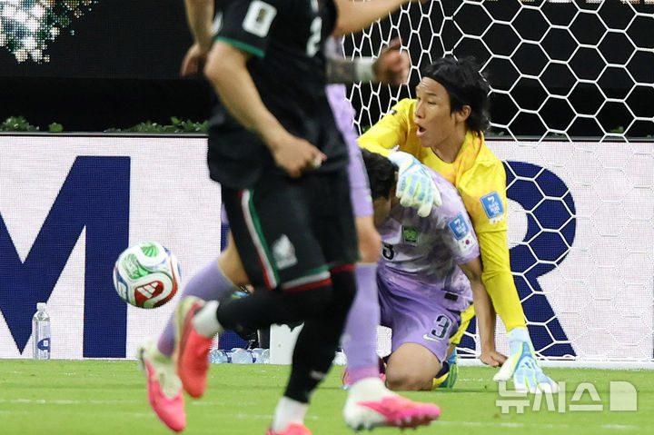 홍명보호, 멕시코에 0-1로 패해… 김승규·이기혁 서로 엉키며 실수 나와 [뉴시스Pic]