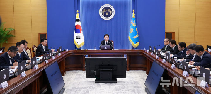 이재명 대통령, 시급한 과제는 첫째도 물가, 둘째도 물가…'살펴볼 부분 많아' [뉴시스Pic]