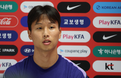 인터뷰하는 엄지성
