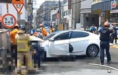 부산서 70대 몰던 차량 인도로 돌진, 보행자 2명 참변(종합)