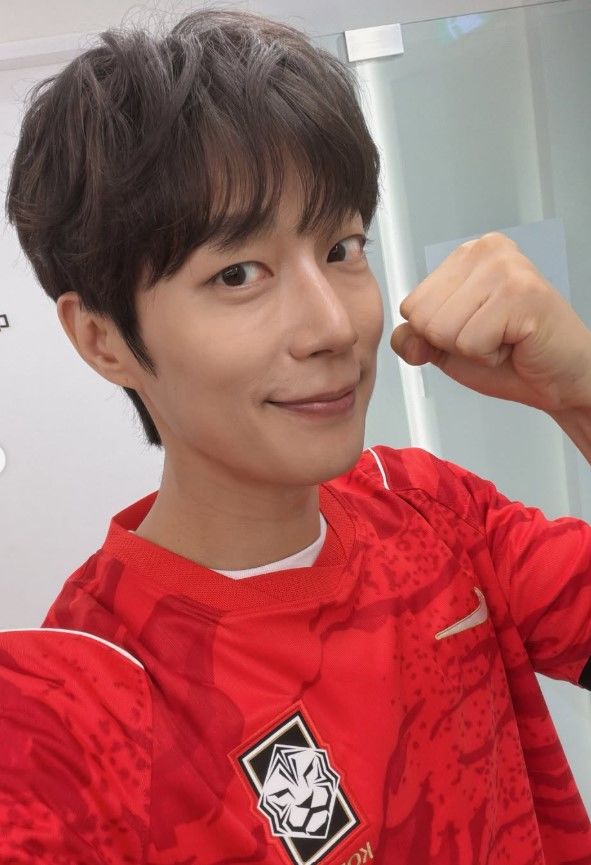 '축덕' 윤두준, 월요일부터 남아공전 응원…