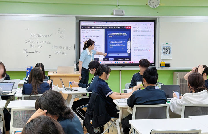 교실로 들어온 AI 리터러시…한국언론진흥재단, 서초고 시범 수업