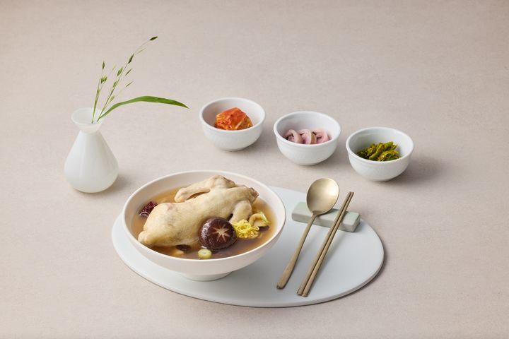 집에서 즐기는 호텔 보양식…서울드래곤시티 ‘흑화고 토종 삼계탕’