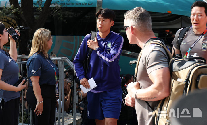 홍명보호, 축구 팬들 환호 속 3차전 결전지 몬테레이 입성 [뉴시스Pic]