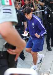 팬들에게 손인사하는 손흥민
