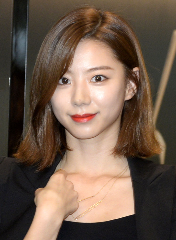 '백발 장발' 배용준 옆 '방부제 미모' 박수진…"얼굴이 고등학생"