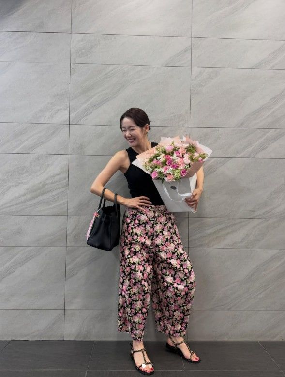 42세 소이현, 꽃무늬 팬츠 완벽 소화 