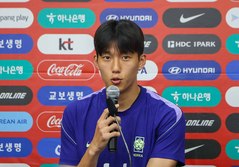 인터뷰하는 이한범