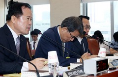 답변하는 위철환 직무대행, 고개숙인 노태악 전 중앙선거관리위원장