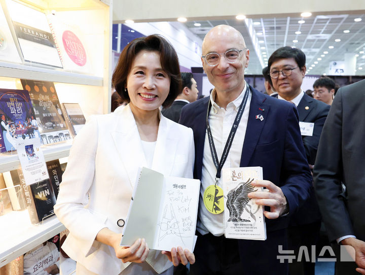 서울국제도서전 찾은 김혜경 여사, "책은 삶의 중요한 길잡이" [뉴시스Pic]