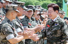 해병부대 찾은 이 대통령 "징집병 최소화하고 모병 통해 군 선택"