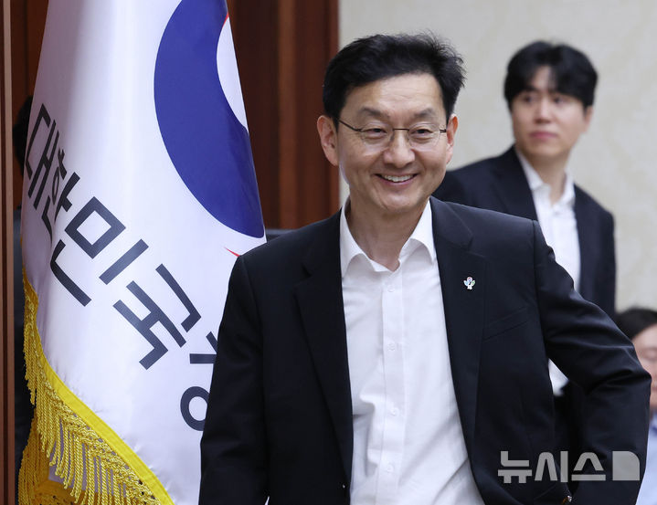 윤창렬 전 국조실장, LG개발원 '취업가능'…전 농식차관 '불승인'