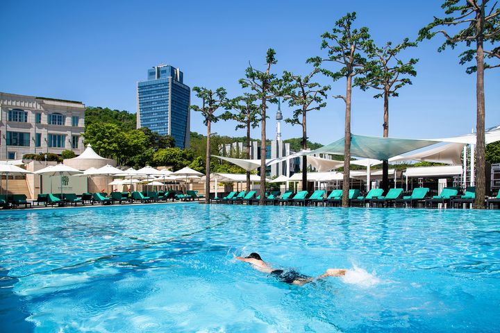 시원하게, 즐겁게, 로맨틱하게…서울 호텔 야외 수영장 ①반얀트리 서울