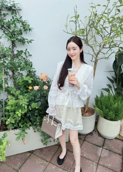 40세 홍수아, 항저우서 포착된 근황…밀크티도 패션처럼