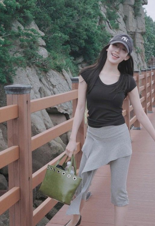 정다빈, 슬림 몸매 돋보인 무채색 패션…청순 일상 공개