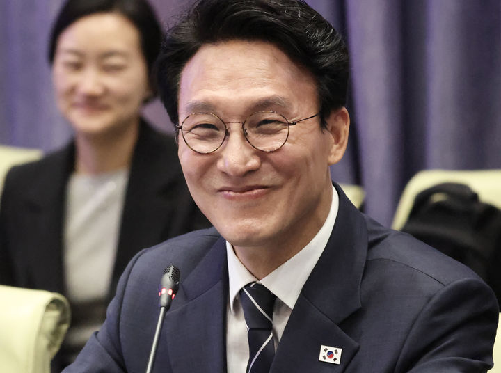 중국서 태극기 배지 거꾸로 단 김민석 총리 [뉴시스Pic]