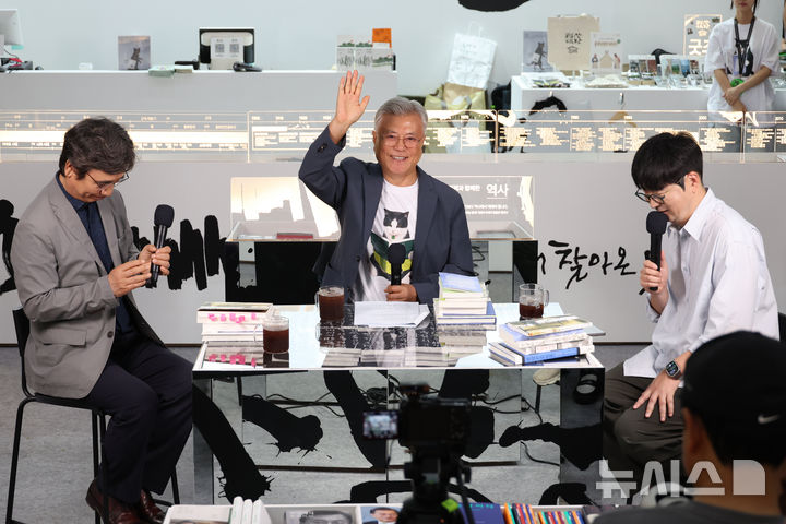 문재인 전 대통령, 유시민·탁현민과 나란히 북토크 [뉴시스Pic]