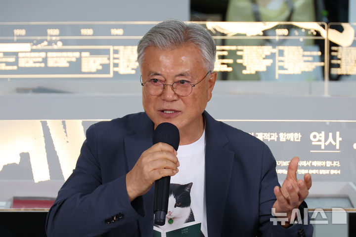 문재인 추천은 '골목길 나의 집'…유시민·탁현민과 도서전서 유튜브 촬영