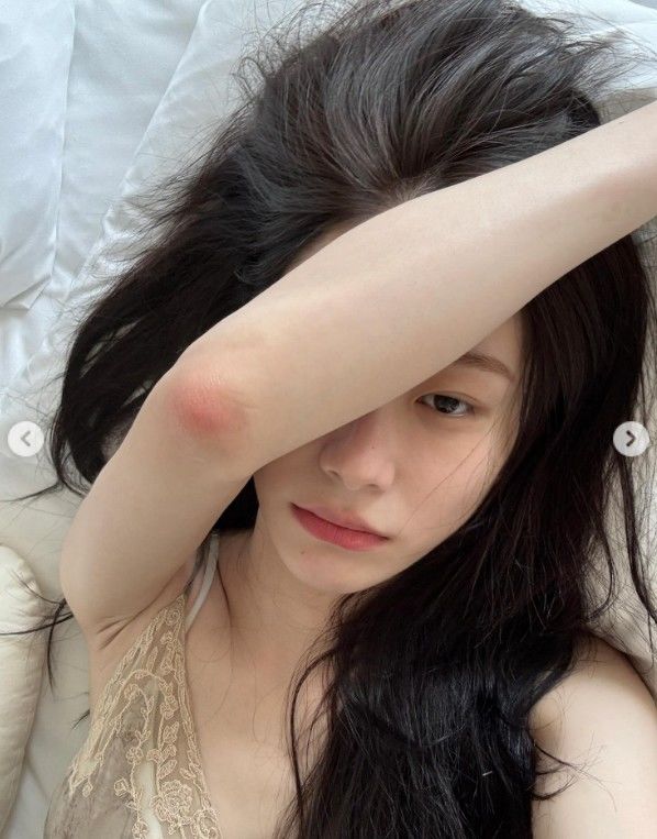 있지 채령, 침대 위 슬립 셀카…민낯에도 청순 미모