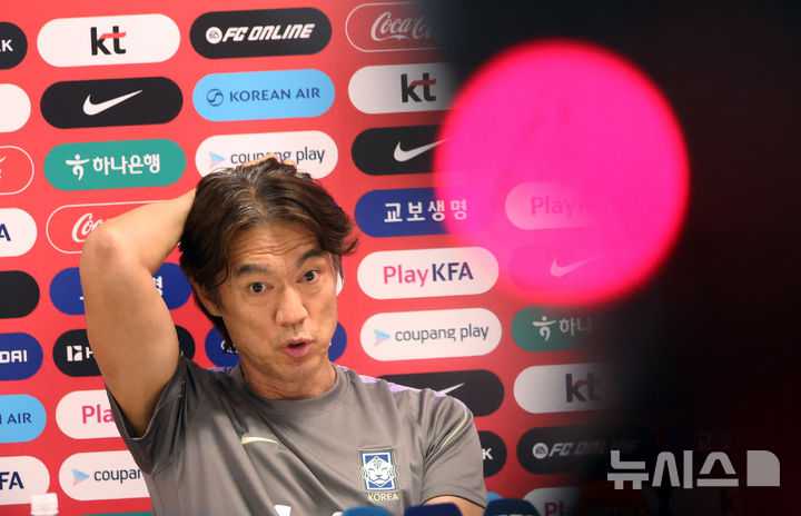 홍명보, 남아공 졸전 원인 묻자 "환경적인 면이 어려움 겪게 하지 않았나" [뉴시스Pic]