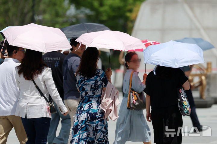 늦어지는 장마에 우산 대신 양산 [뉴시스Pic]