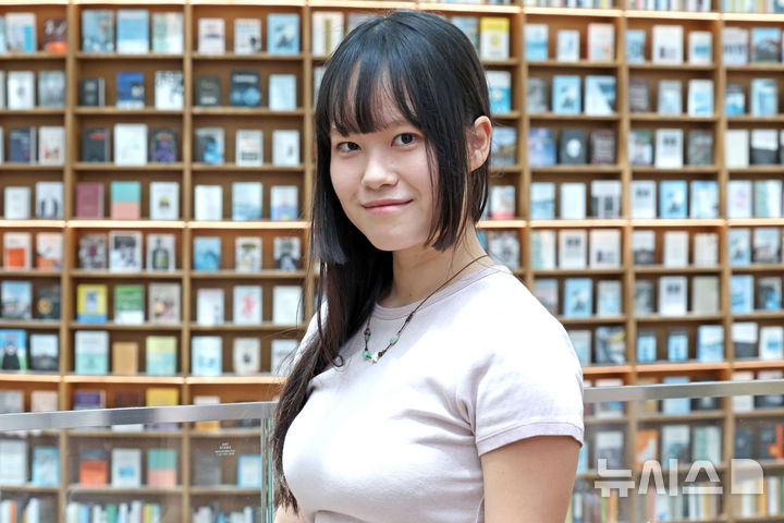 120만 북플루언서 쩜…"책은 혼자를 견디게 한 친구" [문화人터뷰]